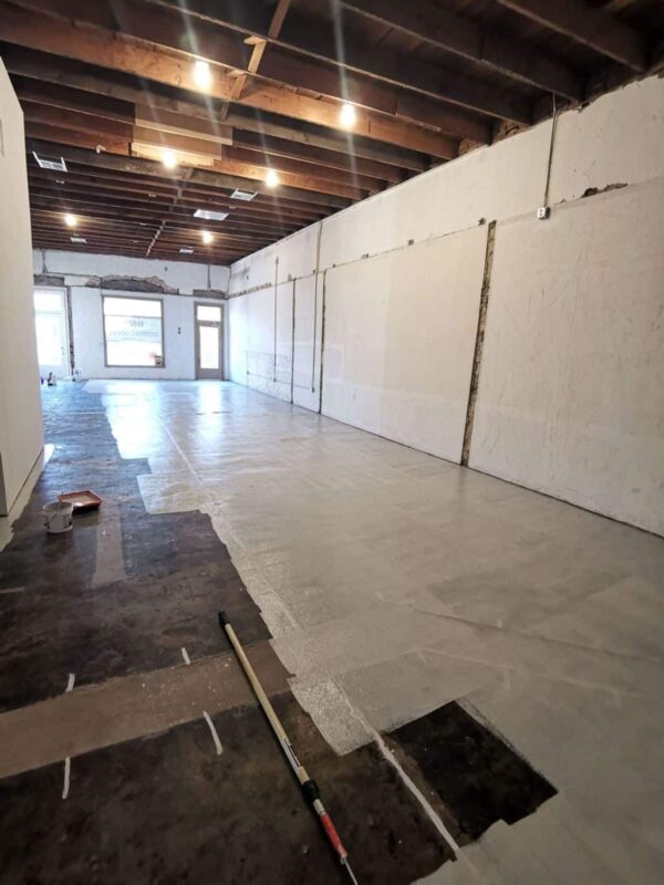 The Only Encapsulant that Seals Non-Friable Black Mastic and Primes for New Paint, Epoxy, Tile, Leveling Cements, and more. 1 Gallon (Light Grey) - Image 4